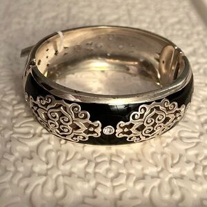NWT BRIGHTON INTRIGUE Women Hinged Bangle Bracelet, Black Enamel and Silver-Tone